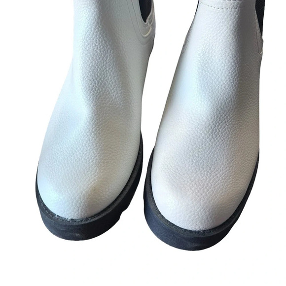 Old Navy Faux Leather Chelsea Boot size 9 - Picture 3 of 9